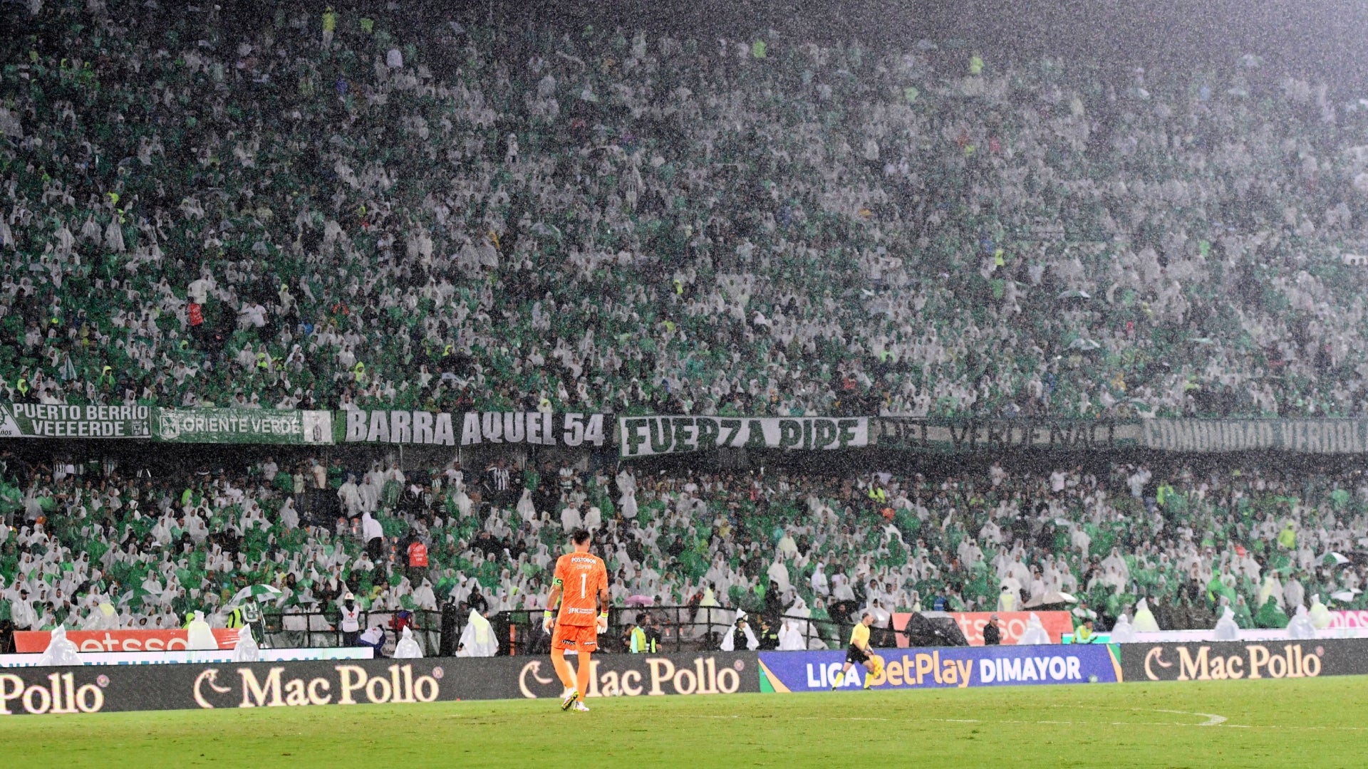 Estadio Atanasio Girardot de Medellín en partido de Nacional - VizzorImage