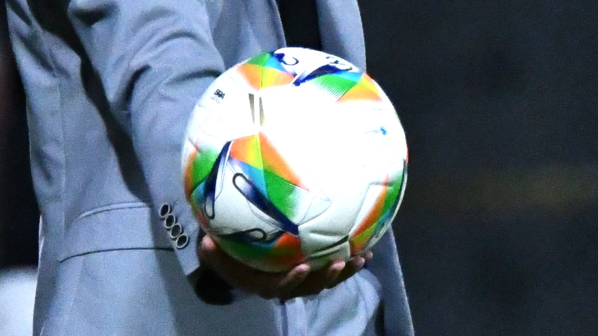 Tecnico Diego Merino sostiene el balon del FPC - VizzorImage