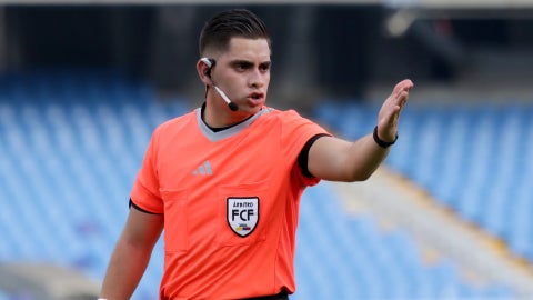 Arbitro Emanuel Arcila en Atlético vs Tigres - VizzorImage