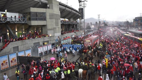 Hinchas de Santa Fe a las afueras de El Campín - VizzorImage
