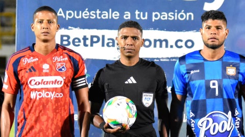 Torijano, arbitro Delgado y Molina en Boyaca Chico vs Medellin - VizzorImage