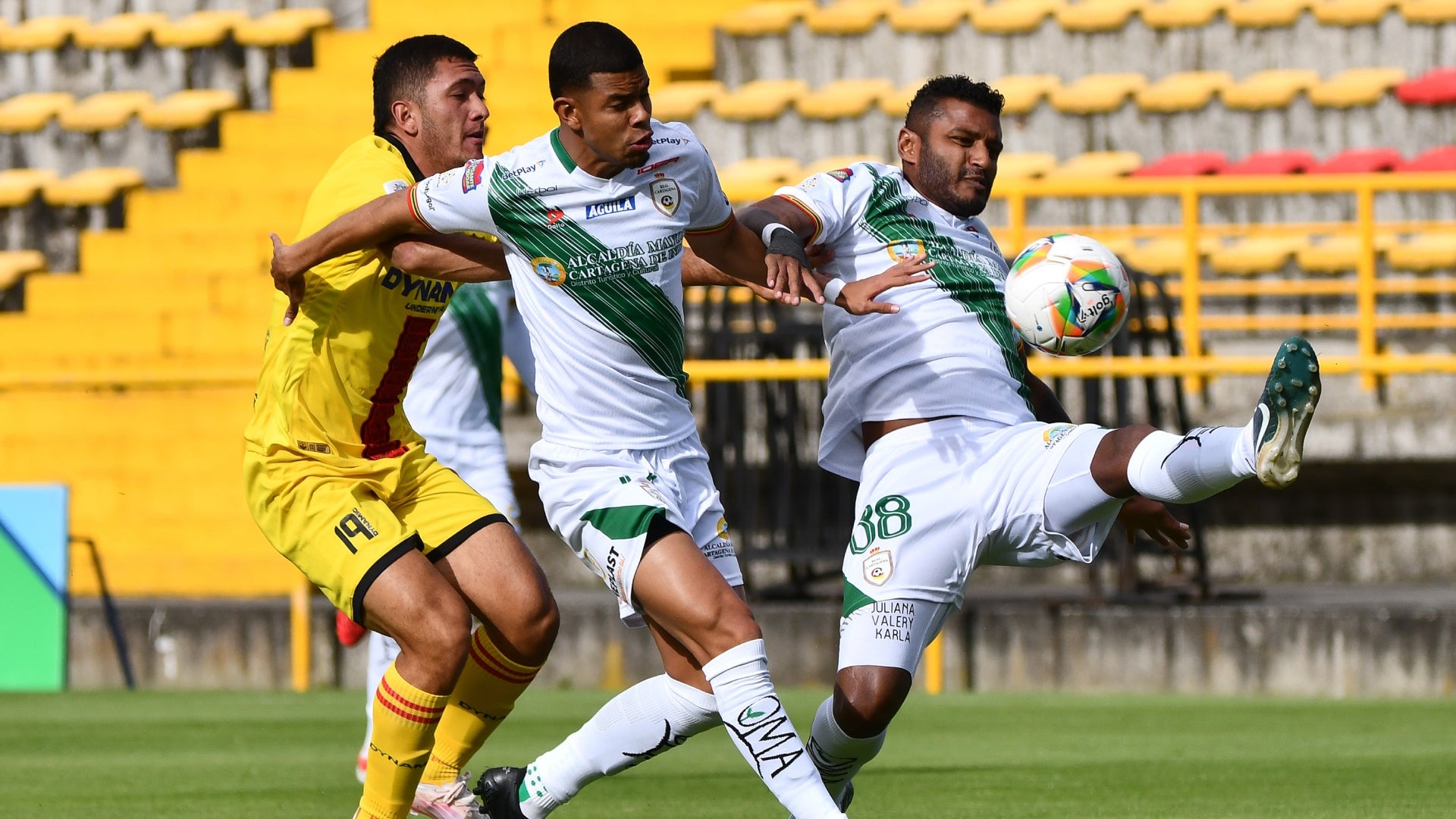 Bogota cometio penalti en el inicio del juego vs Real Cartagena - VizzorImage Bogota cometio penalti en el inicio del juego vs Real Cartagena - VizzorImage