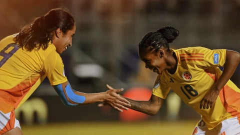 Mayra Ramírez y Linda Caicedo celebran un gol - FCF