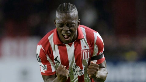Edwuin Cetre marco golazo y asistencia en Estudiantes - AFP