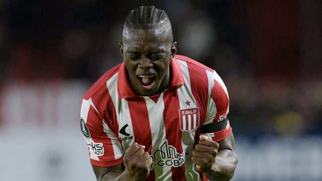 Edwuin Cetre marco golazo y asistencia en Estudiantes - AFP