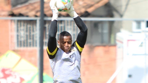 Fariñez evito un golazo de Santa Fe a Aguilas - VizzorImage