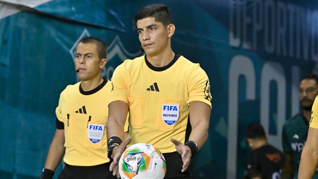 Jose Ortiz, arbitro con mas expulsiones en el Clausura 2025 - VizzorImage
