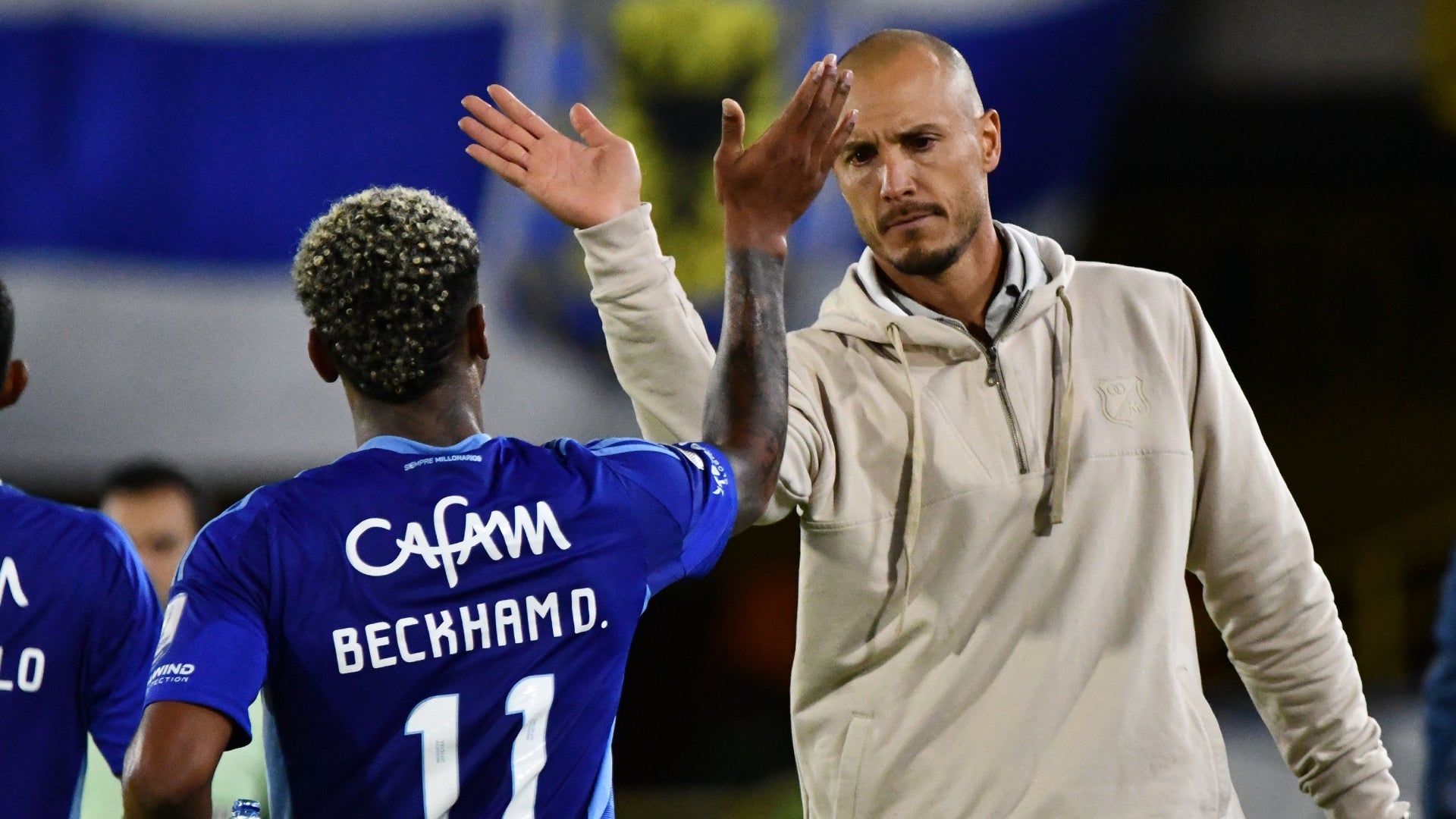 Beckham Castro celebra su gol con David González en Millonarios - VizzorImage