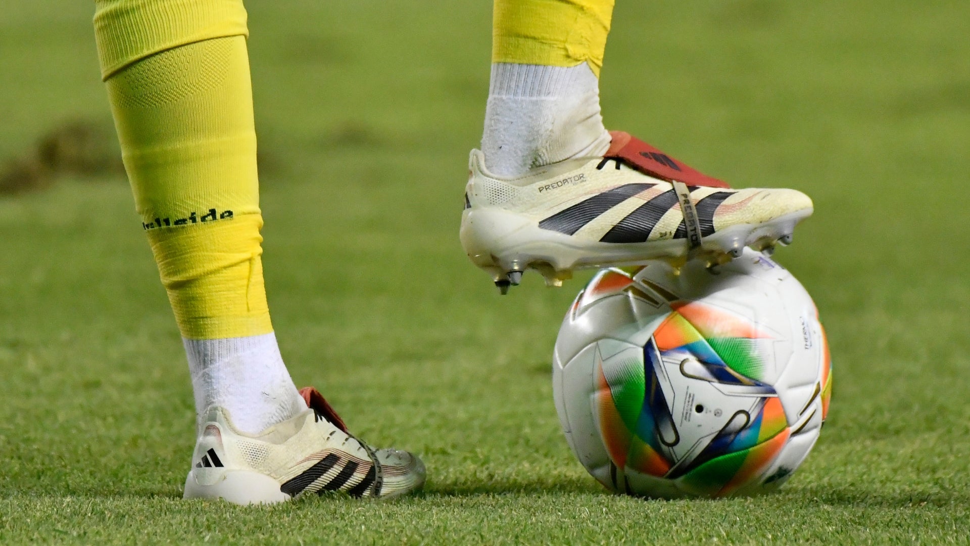 Portero pisa un balón del FPC - VizzorImage