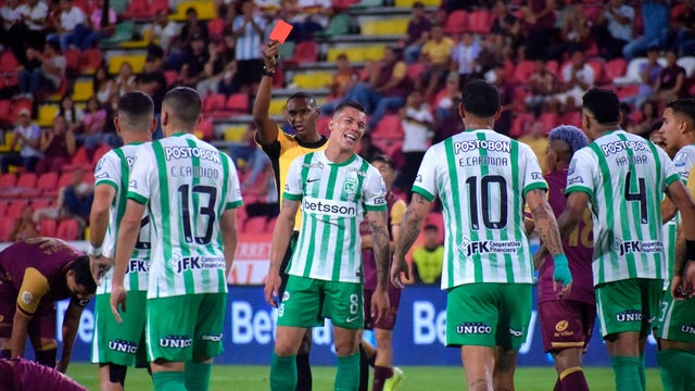 Roja a Matheus Uribe