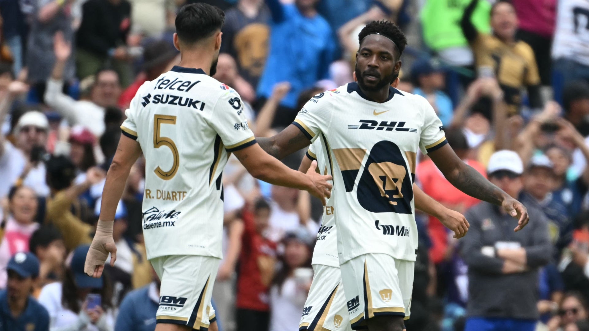 Álvaro Angulo se puso los guantes en el partido de Pumas vs. Atlanta