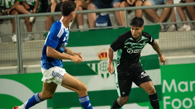 El 'Cucho' Hernández se fue a los golpes en el partido con Betis