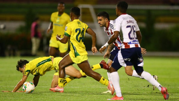 El juez de línea fue agredido por los hinchas en Huila vs. Junior El juez de línea fue agredido por los hinchas en Huila vs. Junior