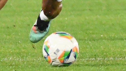 Balón del FPC en pleno partido - VizzorImage