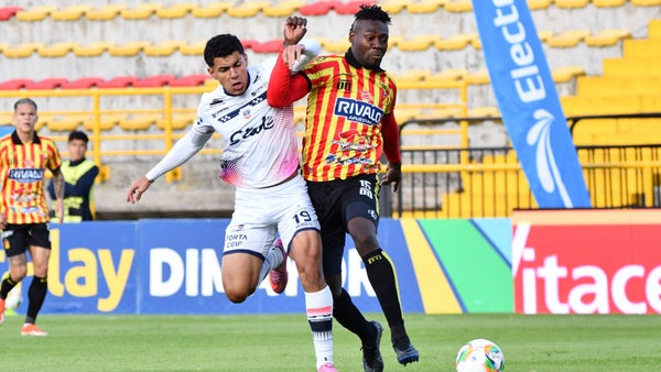 ¡Tuvo que entrar el VAR! Mira la fuerte falta de Pereira ante Fortaleza