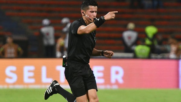 Polémica decisión del árbitro en duelo entre Llaneros y Medellín