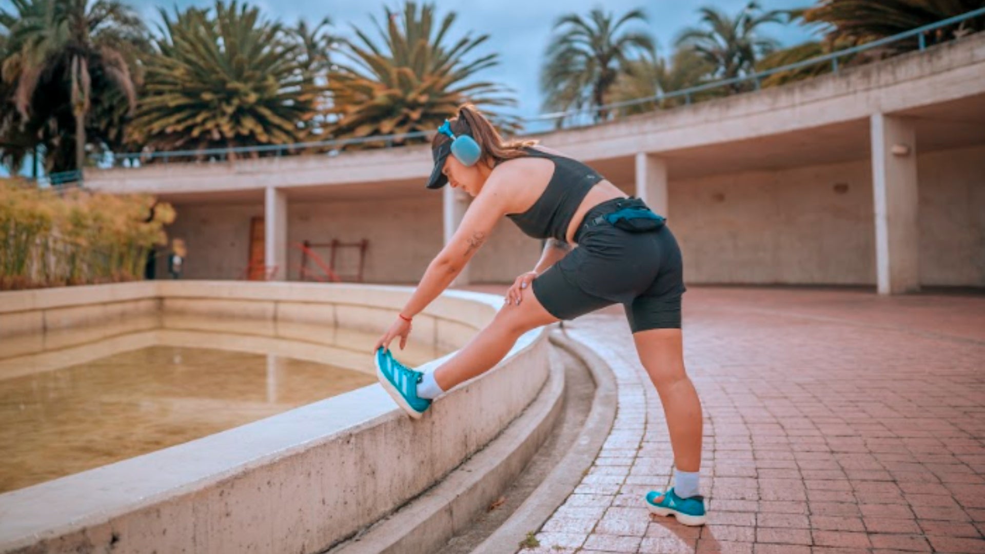 Mujer estirando previo a correr - Win Sports