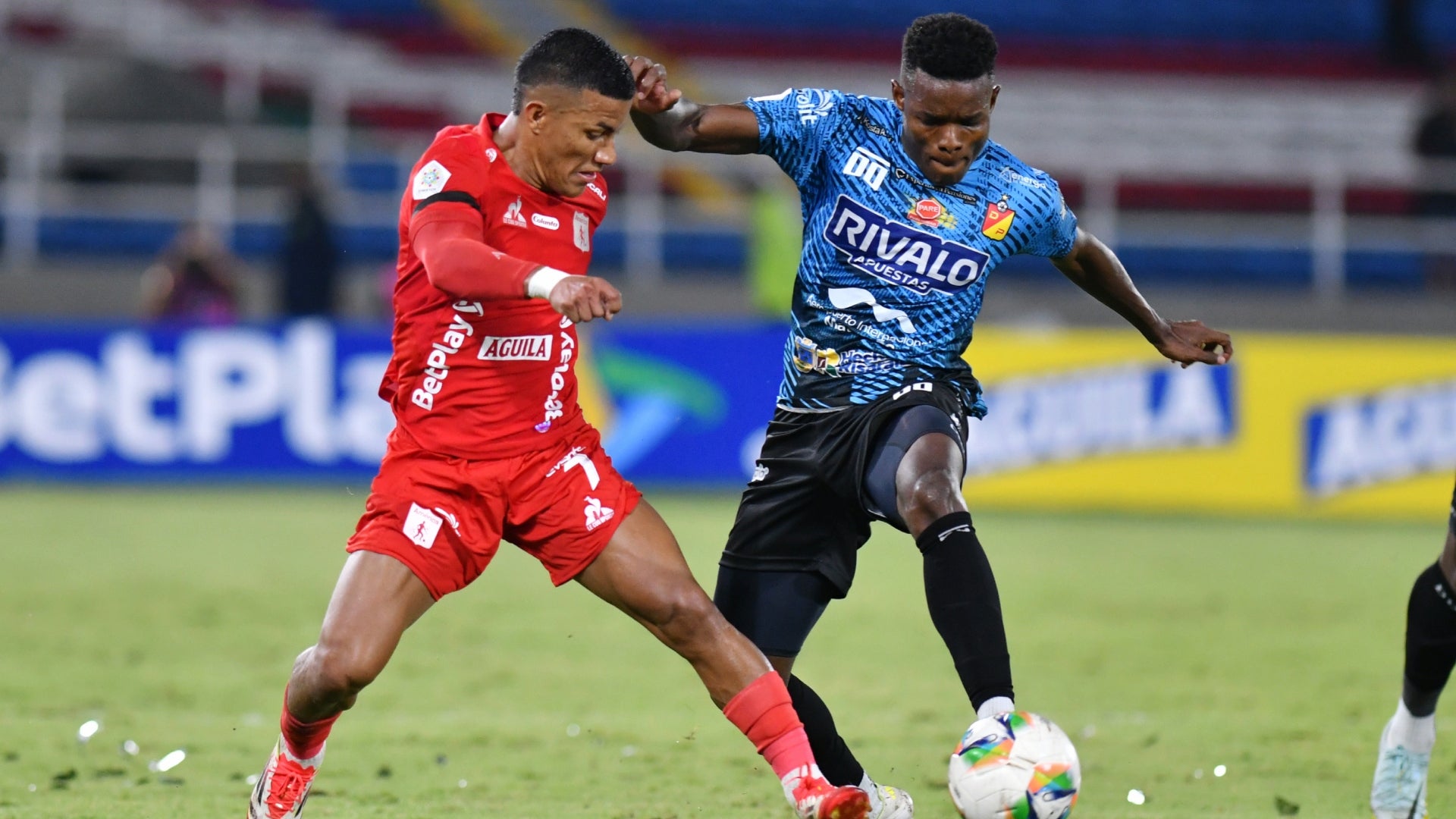 Cristian Barrios y Yuber Quiñones en America vs Pereira - VizzorImage