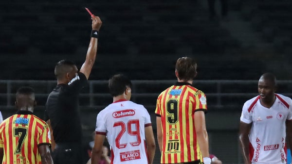 Alarmante cifra de expulsados en primeras fechas de Liga BetPlay: más de 30 rojas