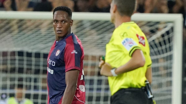 Yerry Mina cometió un error que casi le cuesta la eliminación a Cagliari