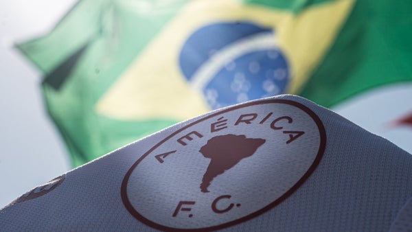 Hinchas de América ya alientan en Brasil antes del duelo contra Fluminense