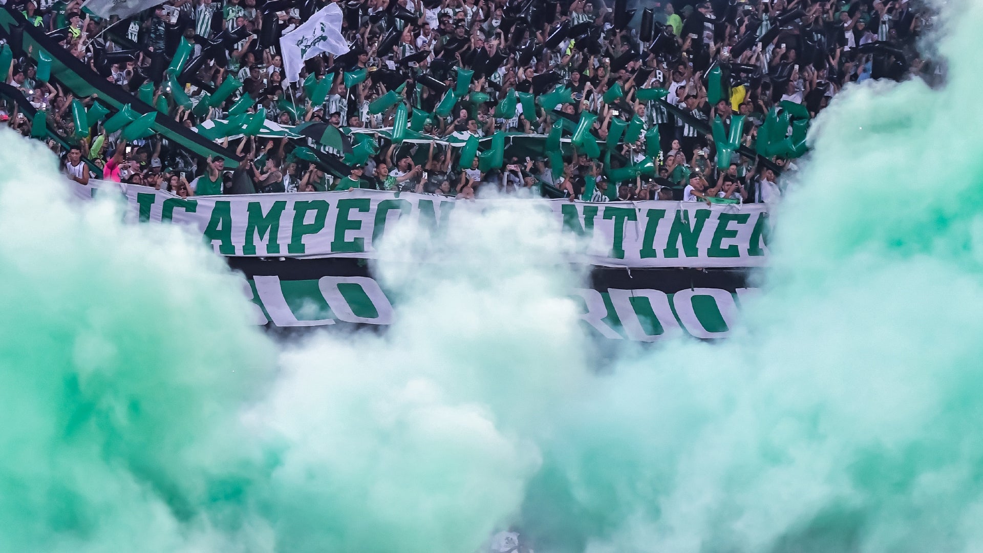 Hinchas de Atletico Nacional - VizzorImage