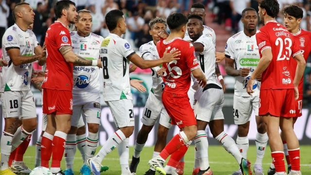 El árbitro expulsó a jugador de Huracán