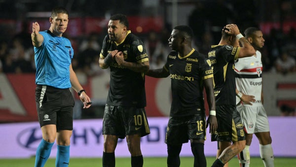 Edwin Cardona encendió la polémica: expulsado por un gesto en Brasil