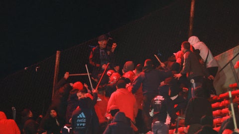 Violencia en Sudamericana entre hinchas de Independiente y U de Chile - AFP (1)