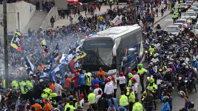Bus de Millonarios recibido por sus hinchas