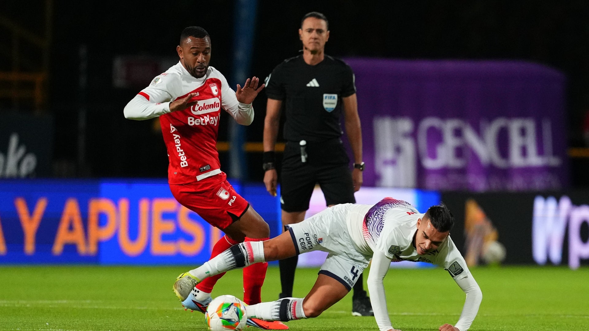 Doble expulsión en Fortaleza vs Santa Fe - VizzorImage