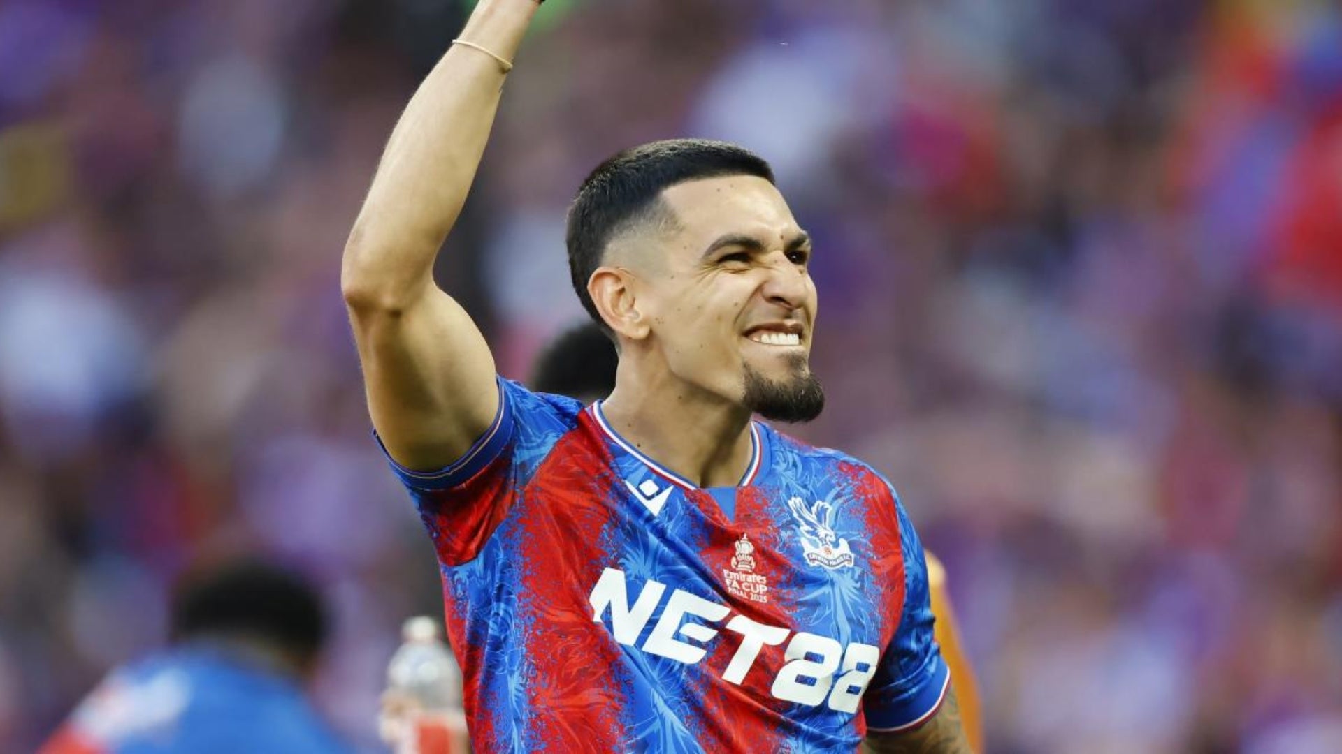 Daniel Muñoz dio otra asistencia