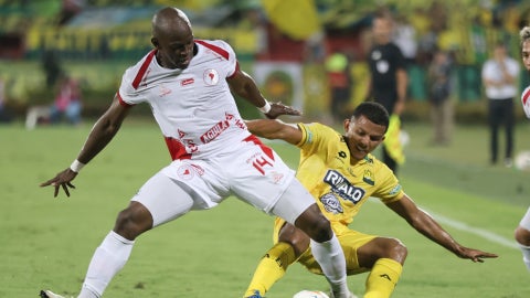 Marcos Mina y Aldair Zarate en Bucaramanga vs América - VizzorImage