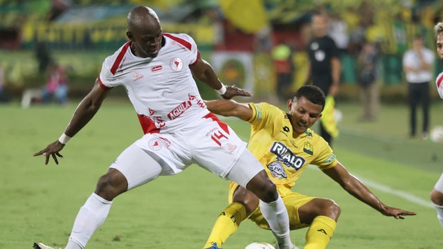 Marcos Mina y Aldair Zarate en Bucaramanga vs América - VizzorImage