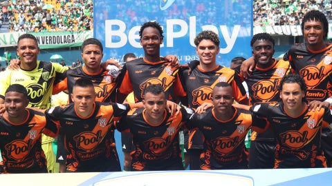 Envigado sufrió gol anulado y dos rojas vs Nacional - VizzorImage