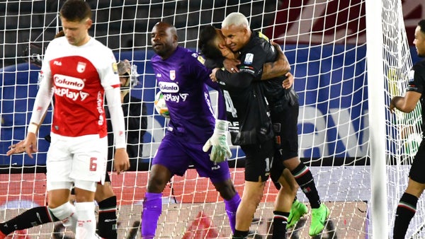 El juez no dudó y marcó penal para Once Caldas ante Santa Fe El juez no dudó y marcó penal para Once Caldas ante Santa Fe