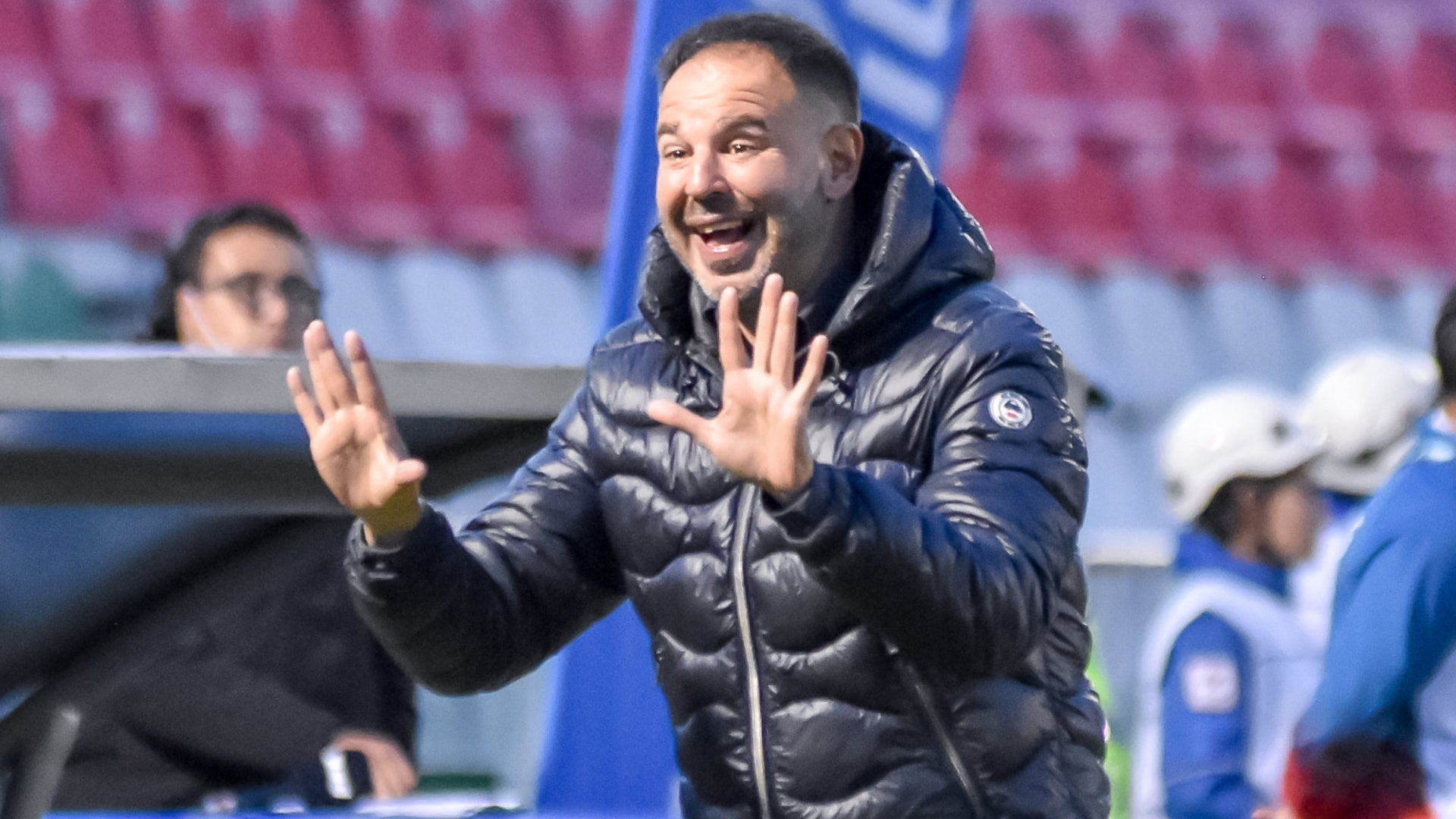 Jonathan Risueño, técnico español campeón del FPC - VizzorImage