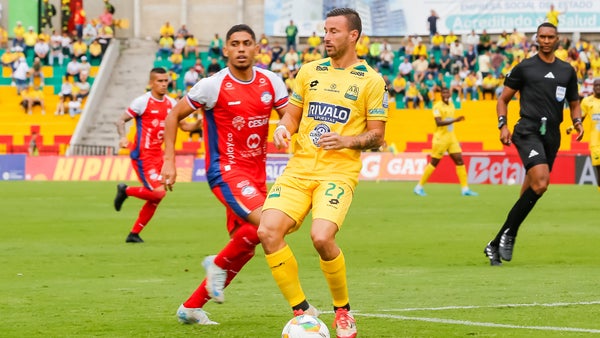 El árbitro sacó la tarjeta roja en Bucaramanga vs. Alianza