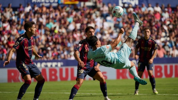 Golazo de Juan Camilo Cucho Hernández rescató un empate de Betis