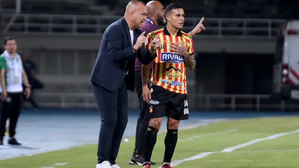 Mira la dura falta de Juan David Ríos en Pereira vs. Llaneros