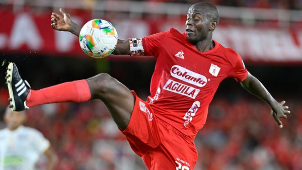 Adrián Ramos tuvo una fuerte discusión con los hinchas de América