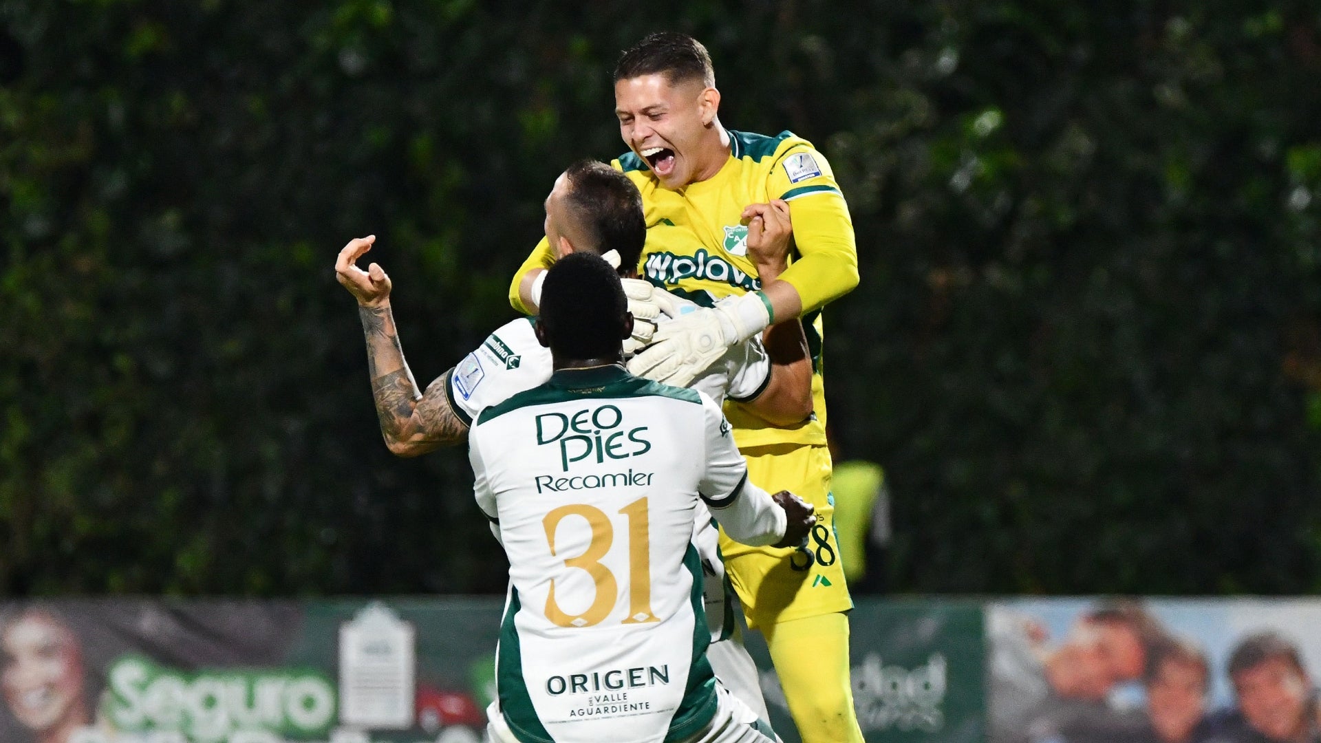 Andrés Correa marco golazo en Deportivo Cali - VizzorImage