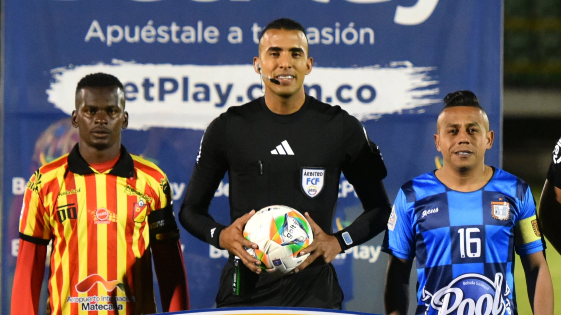 Carlos Marquez, arbitro de Boyaca Chico vs Pereira - VizzorImage