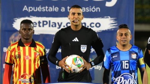 Carlos Marquez, arbitro de Boyaca Chico vs Pereira - VizzorImage