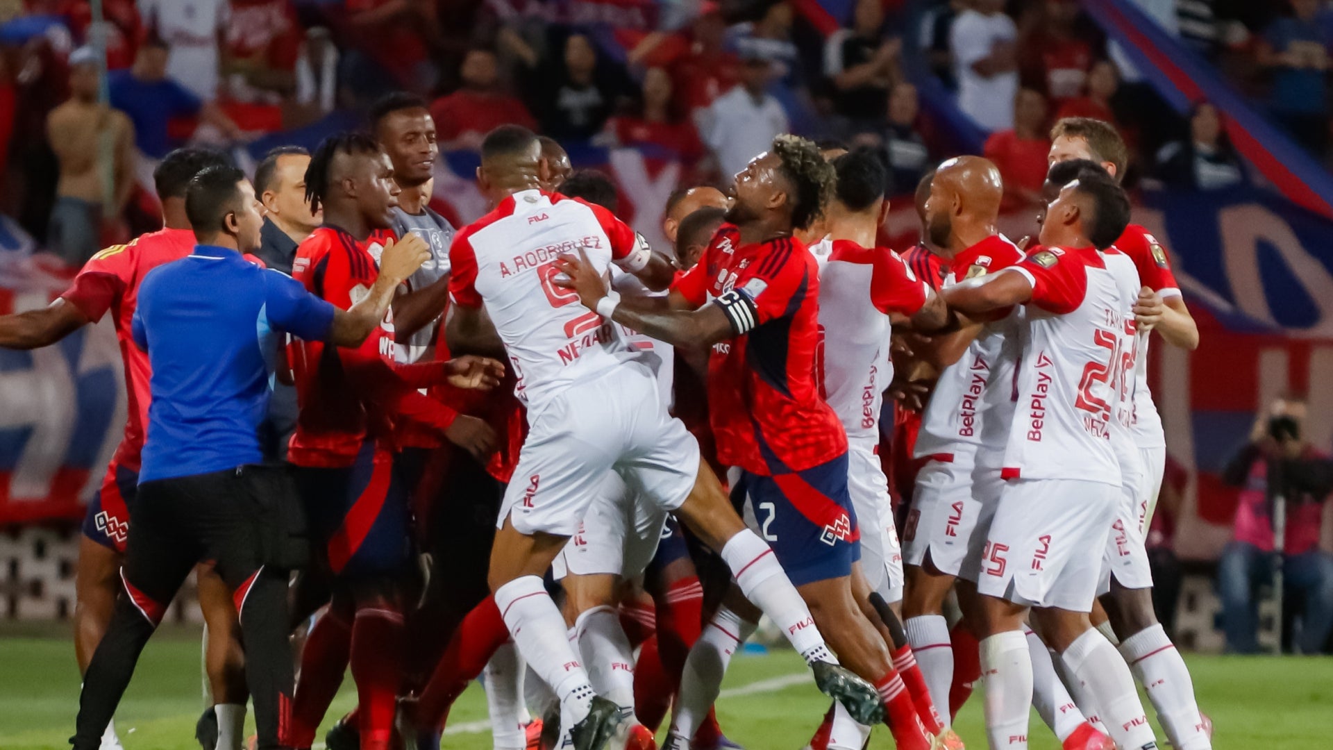 Pelea de jugadores en Medellín vs Santa Fe_ expulsion a Brayan Leon - VizzorImage