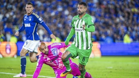 Novoa evito el gol de Cardona en Nacional vs Millonarios - VizzorImage