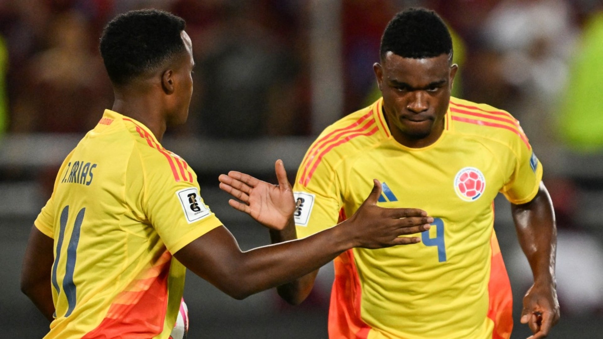 Jhon Arias y Jhon Córdoba en selección Colombia - AFP