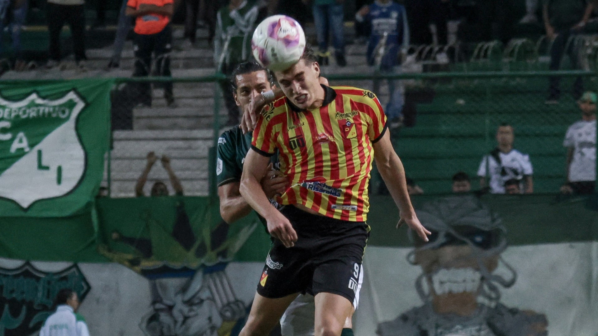 Anulan jugada de gol de Cali a Pereira por falta - VizzorImage