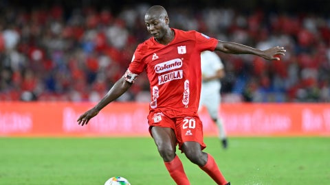 Adrián Ramos falló una gran opción de gol