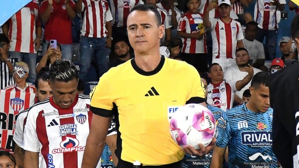 Wilmar Roldán sancionó dos penales en Junior vs. Pereira